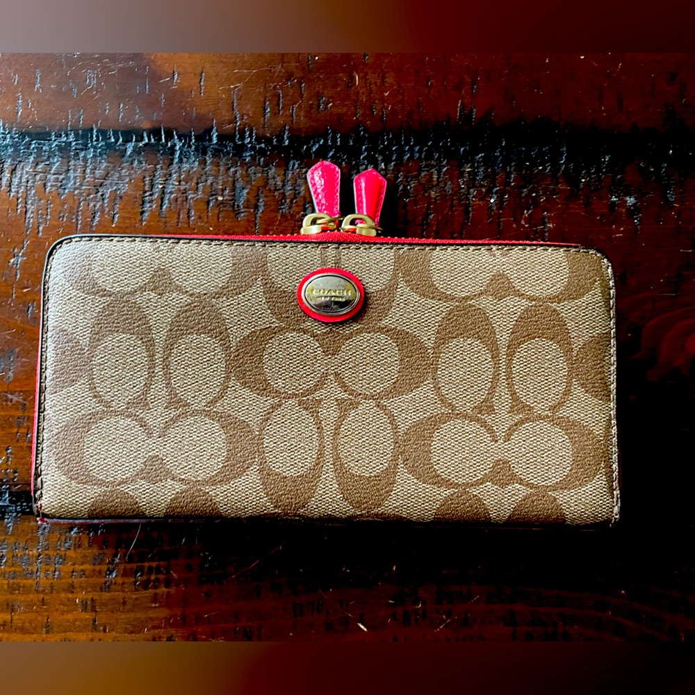 Coach Peyton signature accordion clutch wallet patent red leather trim EGC~